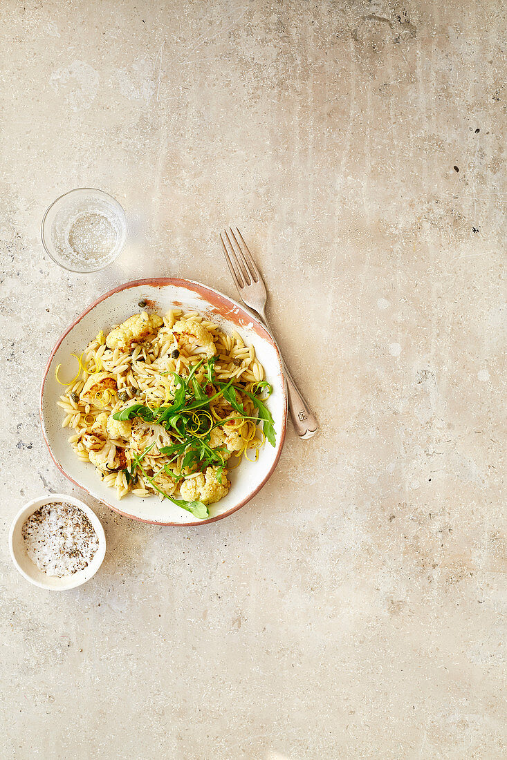 Orzo mit gegrilltem Blumenkohl, Zitrone und Kapern