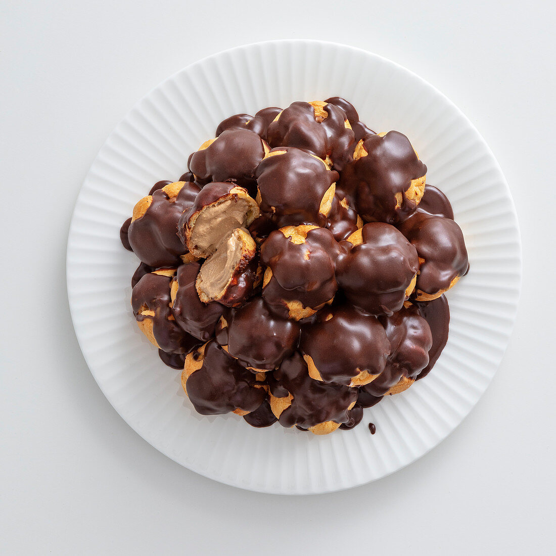 Profiteroles with chocolate cream