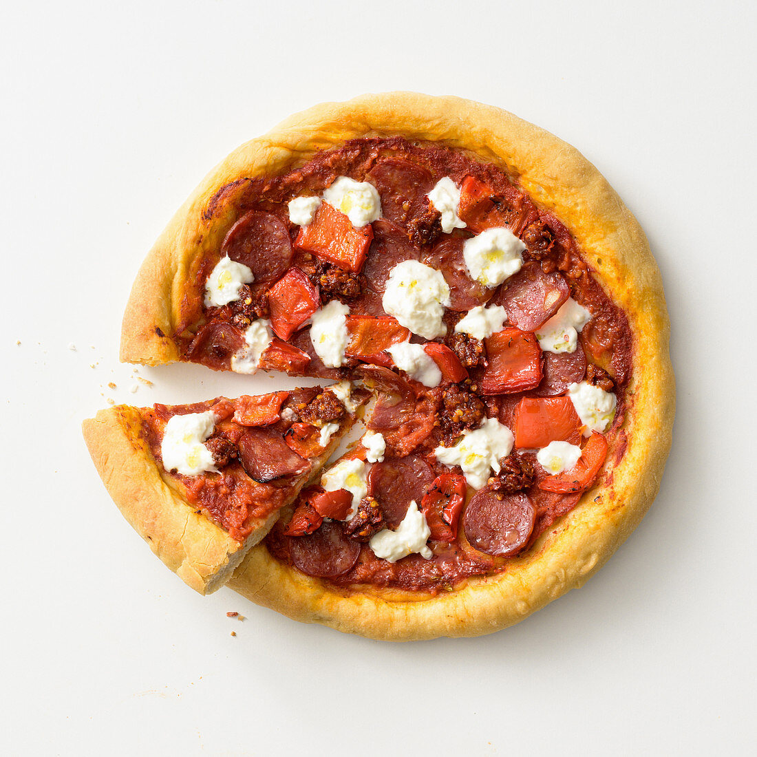 Pizza Diavola mit scharfer Salami und Paprika