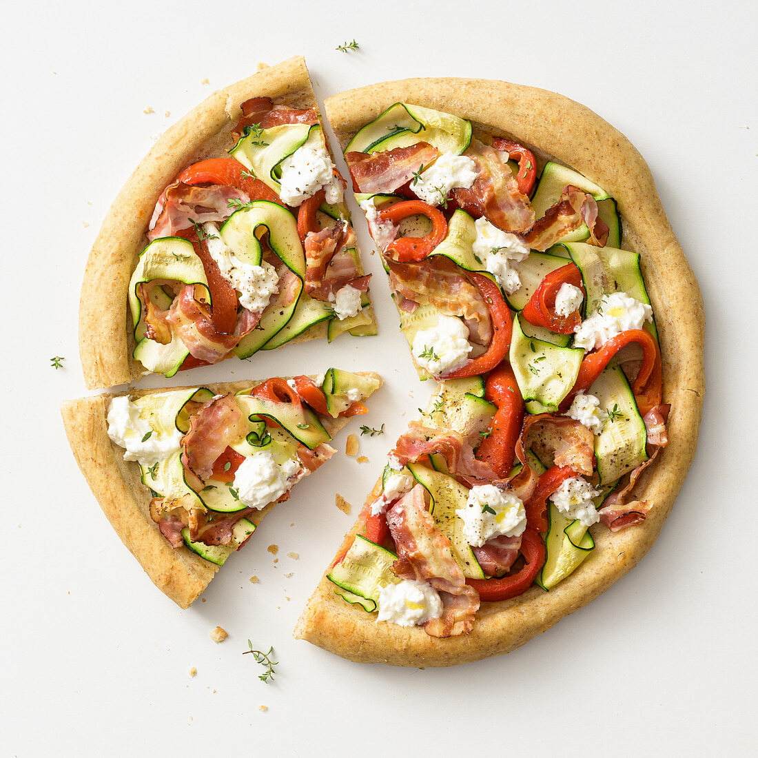 Pizza mit Zucchini, Paprika, Burrata und Speck