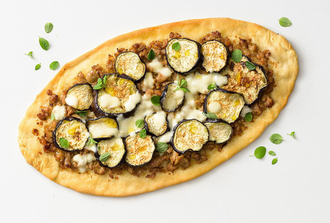 Pizza with minced meat and aubergines
