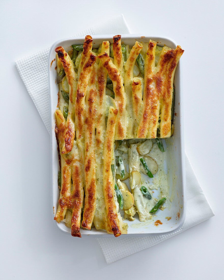 Pasta bake with green beans, potatoes and pesto