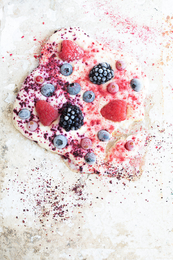 Frozen yogurt with fruit powder and berries