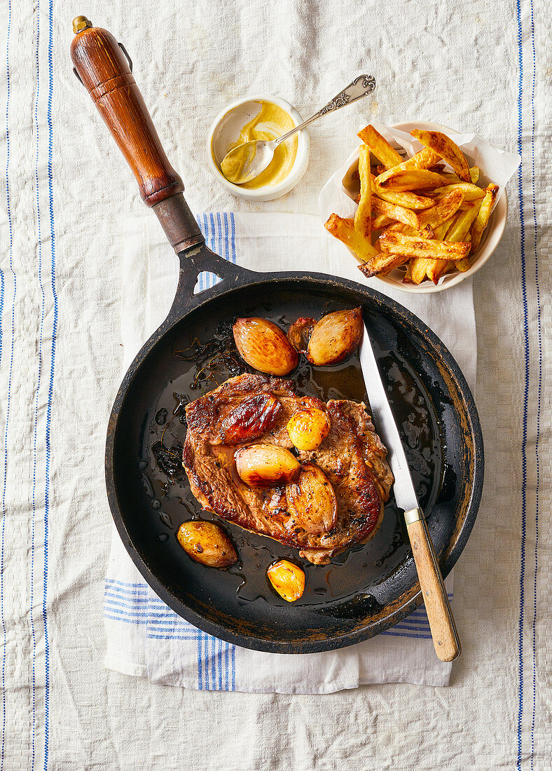 Rib-Eye-Steak mit gerösteten Schalotten und Pommes