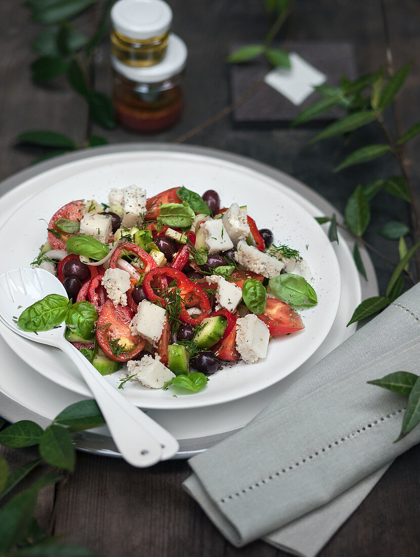 Griechischer Salat mit 'Feta' aus Kokosnuss