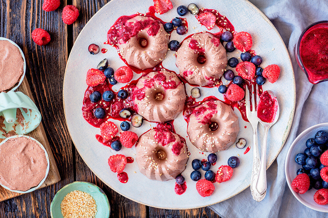 Kleine Schokoladen-Cheesecakes mit Beeren (Raw Baking)