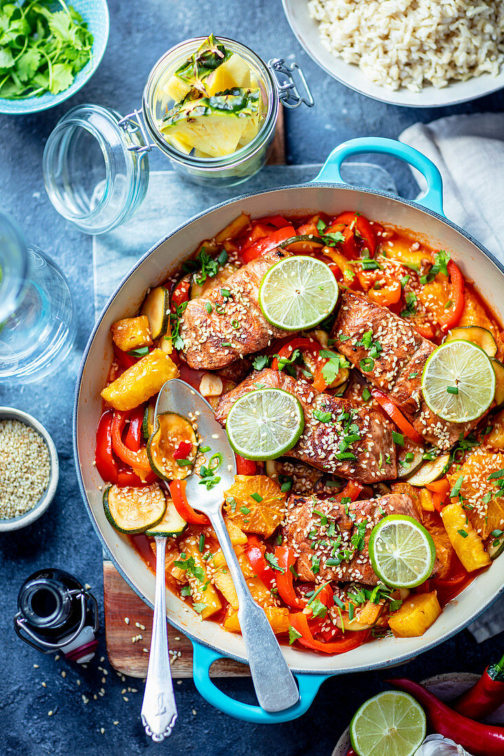 Salmon with sweet and sour sauce with oranges, pepper and coutgette