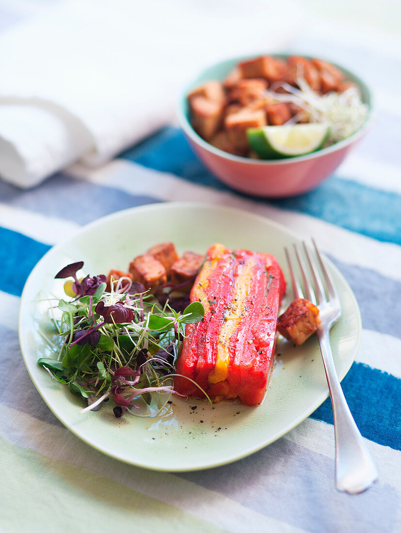 Paprika-Tomaten-Terrine mit knusprigem Tempeh