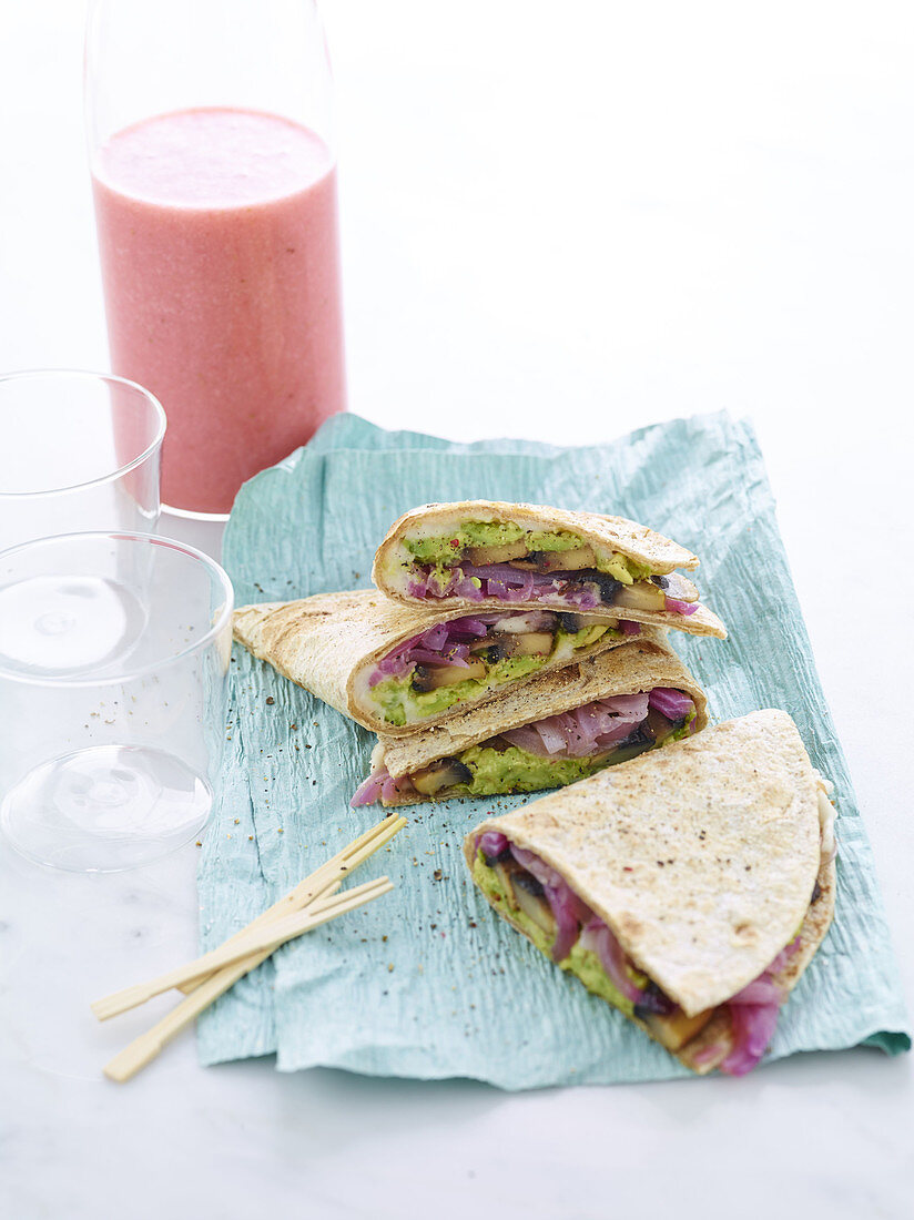 Quesadillas mit karamellisierten Zwiebeln, Pilzen und Avocado