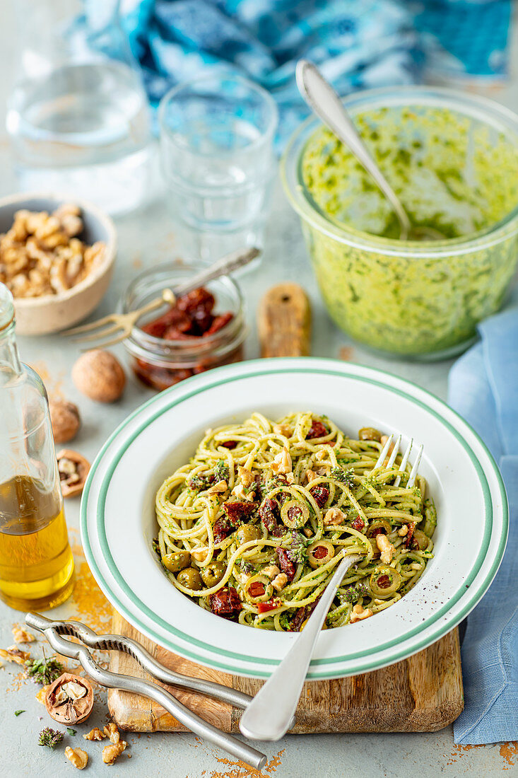 Spaghetti with dried tomatoes, walnuts and herb pesto