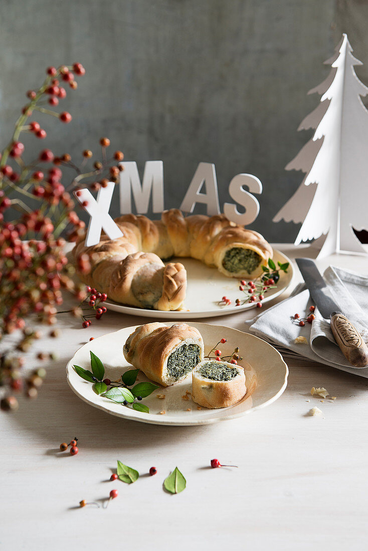 Gefüllter Brotkranz mit Mangold, Ricotta und Schinken zu Weihnachten