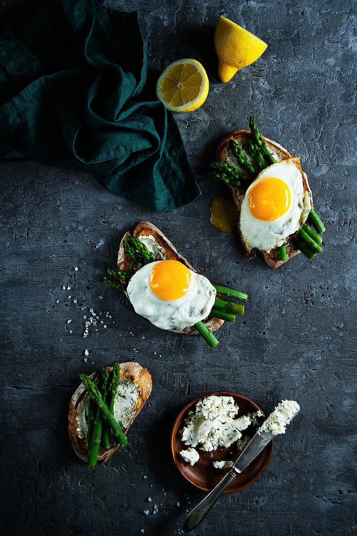 Toasts with cream cheese, green asparagus and fried egg