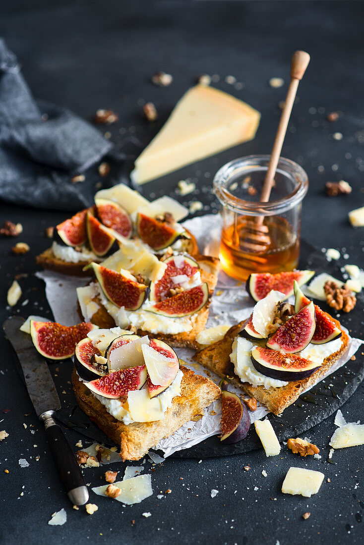 Toasts with goat cheese, figs, Parmesan cheese and honey