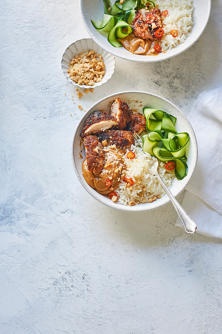 Reisschale mit Satay-Hähnchen und Gurke