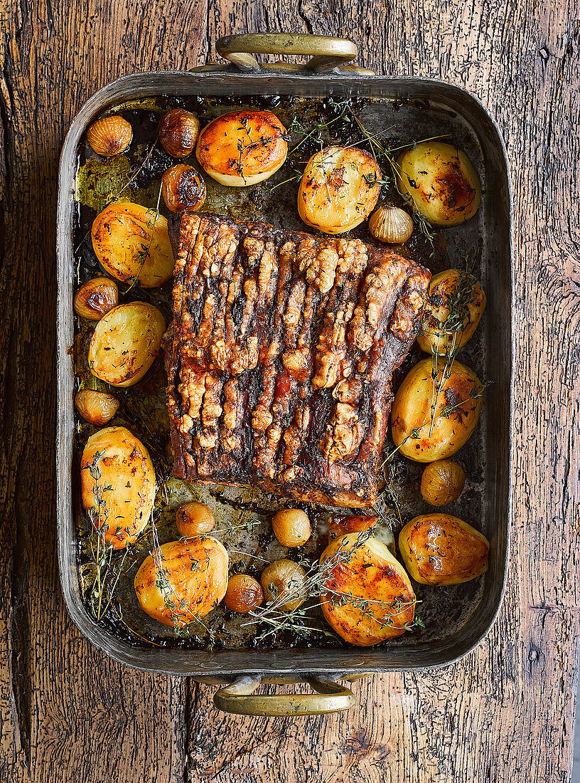 Schweinebraten mit Fondant-Kartoffeln und eingelegten Zwiebeln