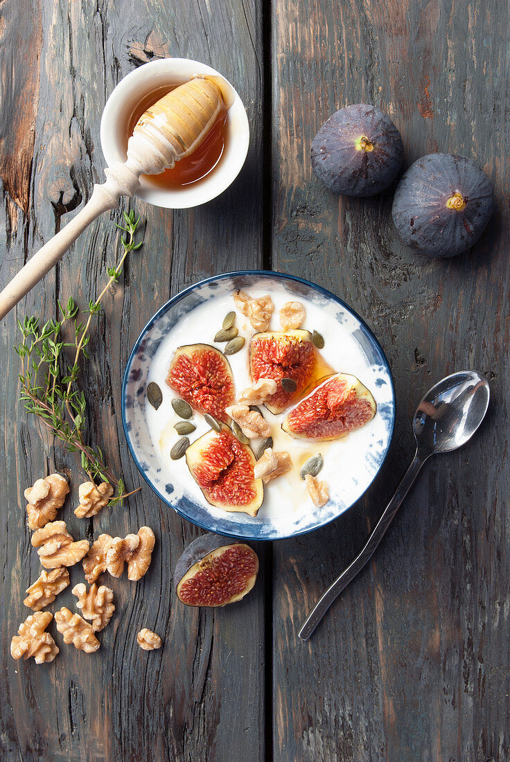 Fresh Greek yoghurt with figs and honey