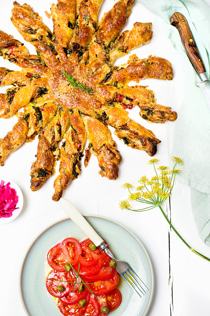 Hausgebackene Tartesonne mit Sardellen, Oliven und Tomatensalat