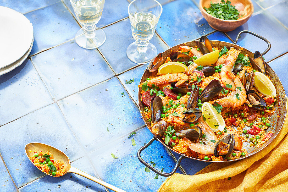 Paella mit Meeresfrüchten, Chorizo und Zitrone (Spanien)