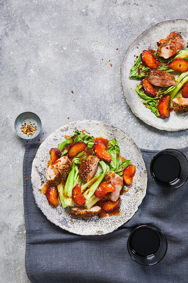 One-Pan-Ente mit Korianderkruste, gebratenen Pflaumen und Pak Choi