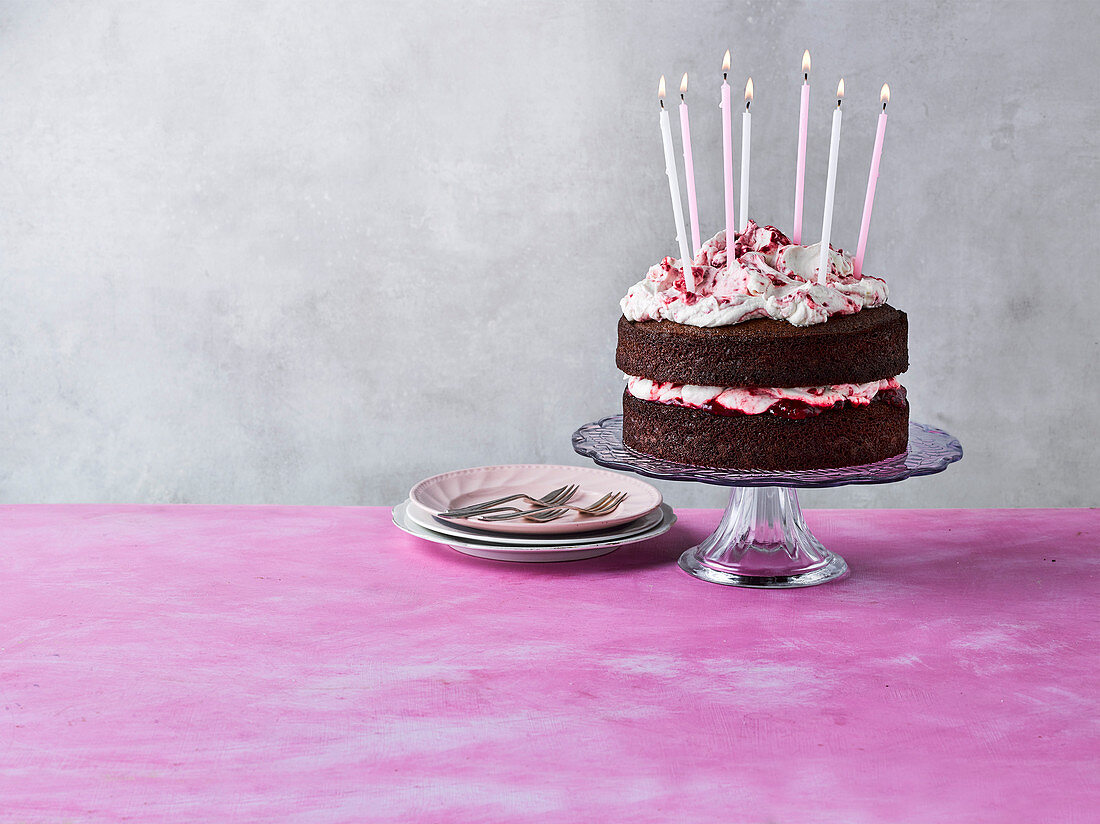 Schokoladen-Himbeer-Geburtstagstorte mit Kerzen