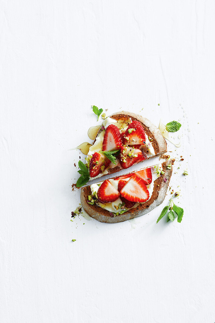 Bruschetta mit Mascarpone, Minze, Pistazien, Erdbeeren und Honig