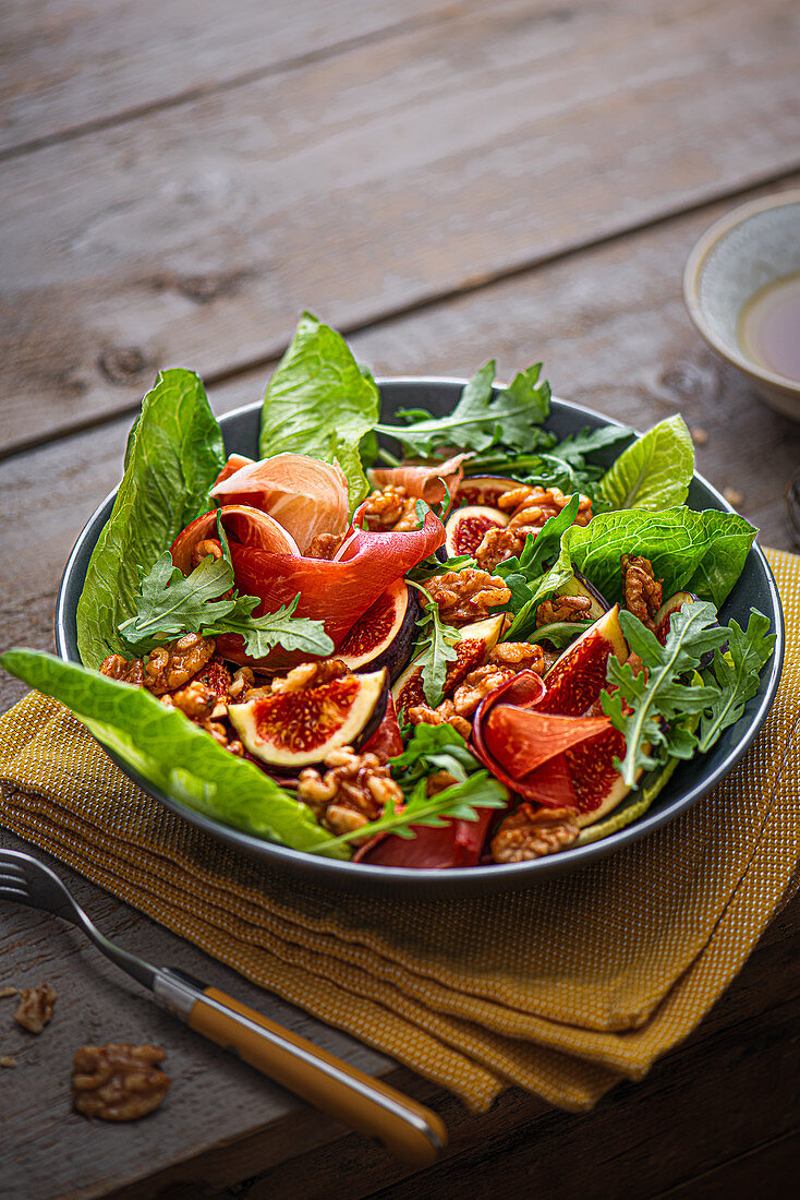 Feigen-Parmaschinken-Salat mit gerösteten Walnüssen und Ahornsirup-Cidre-Dressing