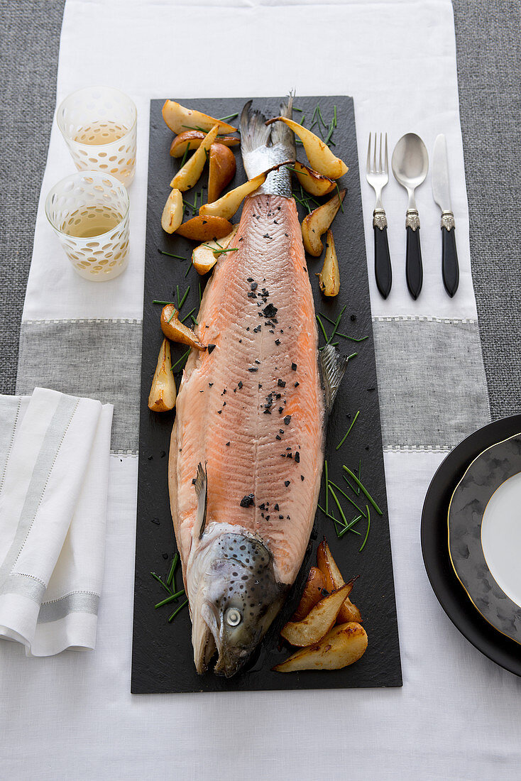 Pochierter Lachs mit gebratenen Birnen und Meerrettichsauce