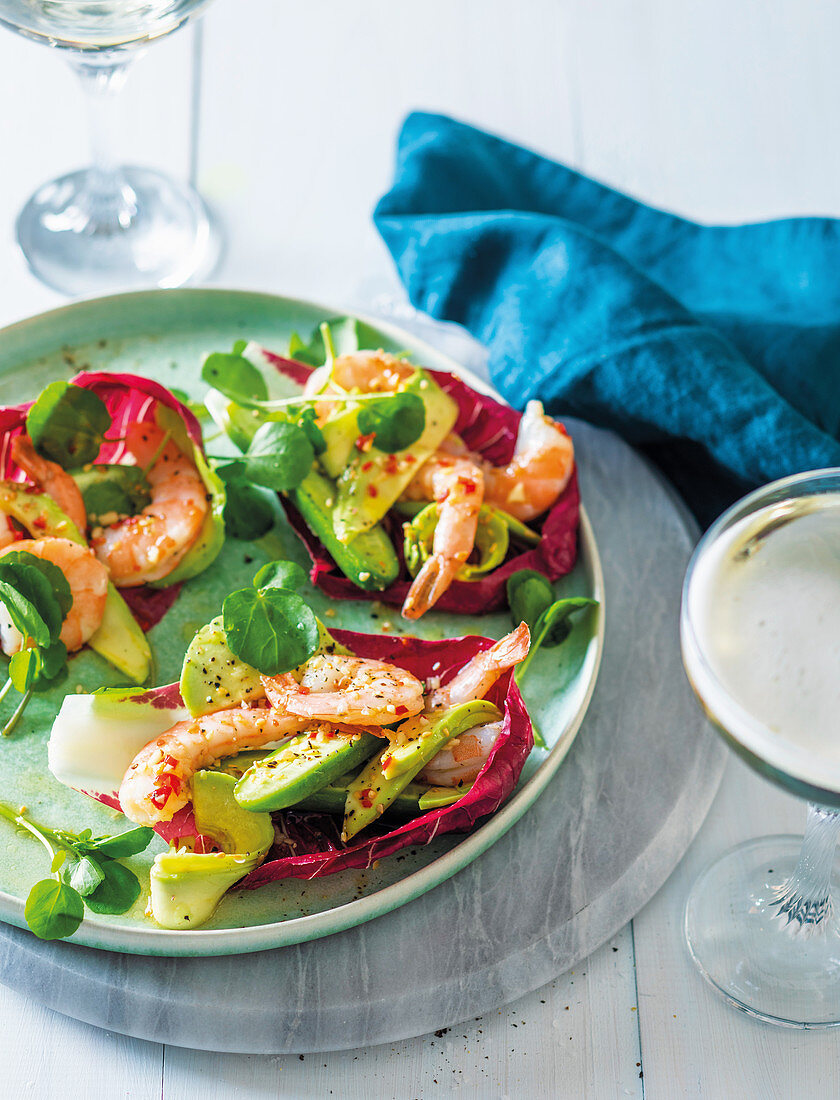 Radicchioblätter mit Garnelen-Avocado-Salat (Asien)