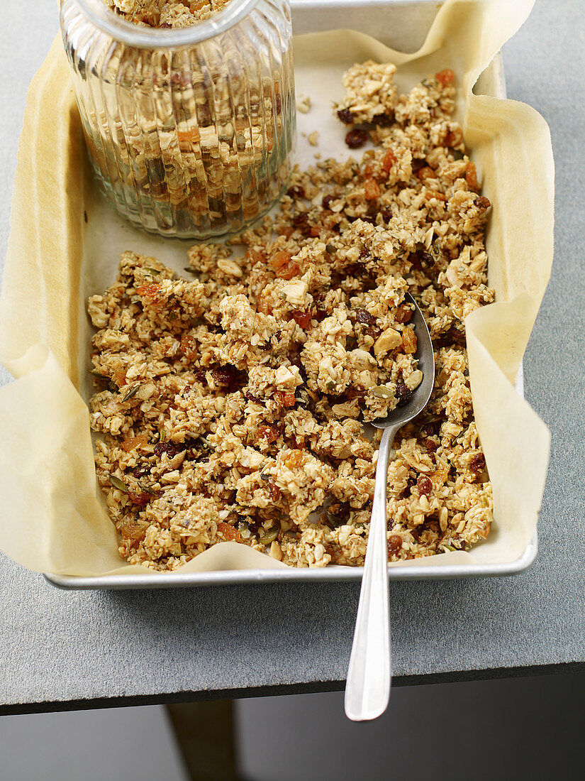 Granola mit Nüssen und Trockenfrüchten