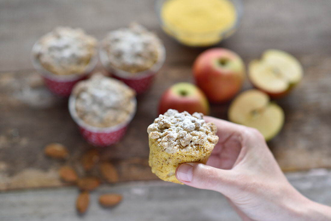 Vegane Polenta-Apfel-Mandel-Muffins mit Haferstreuseln