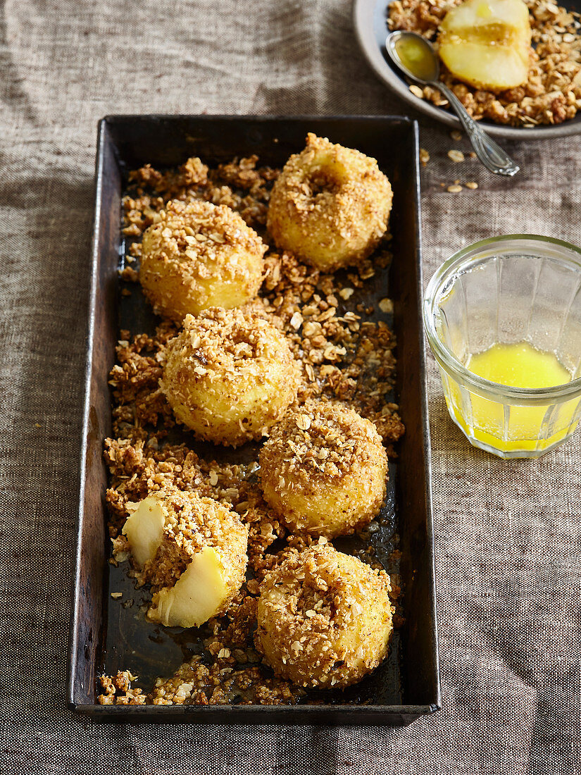 Baked apples with crust