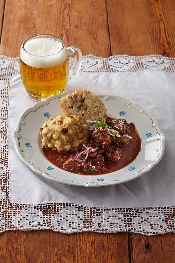 Rindergulasch mit Semmelknödel und Bier