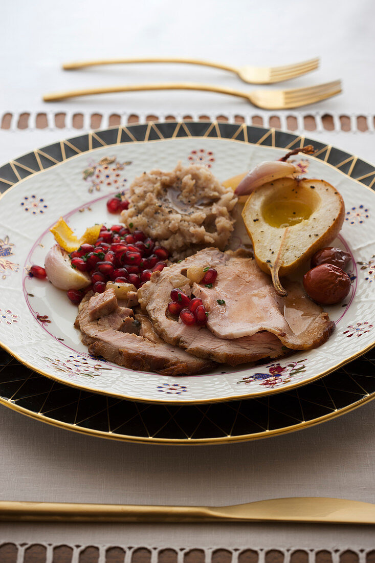 Kalbsbraten mit Birnen, Gänseleber und Portweinsauce