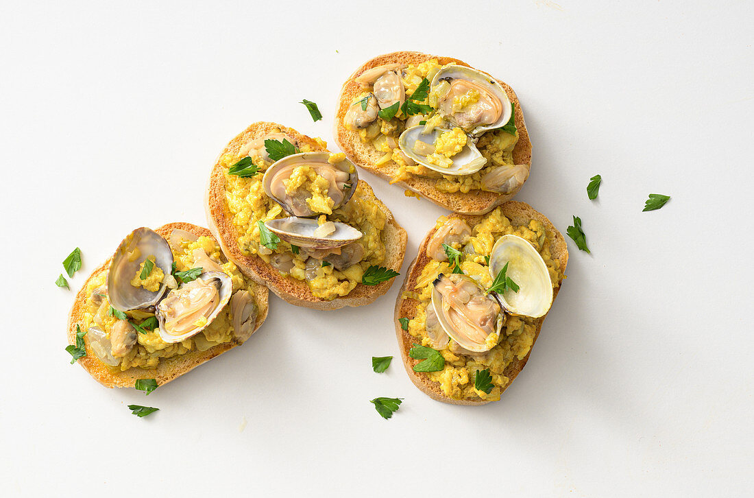 Crostini with scrambled egg and clams