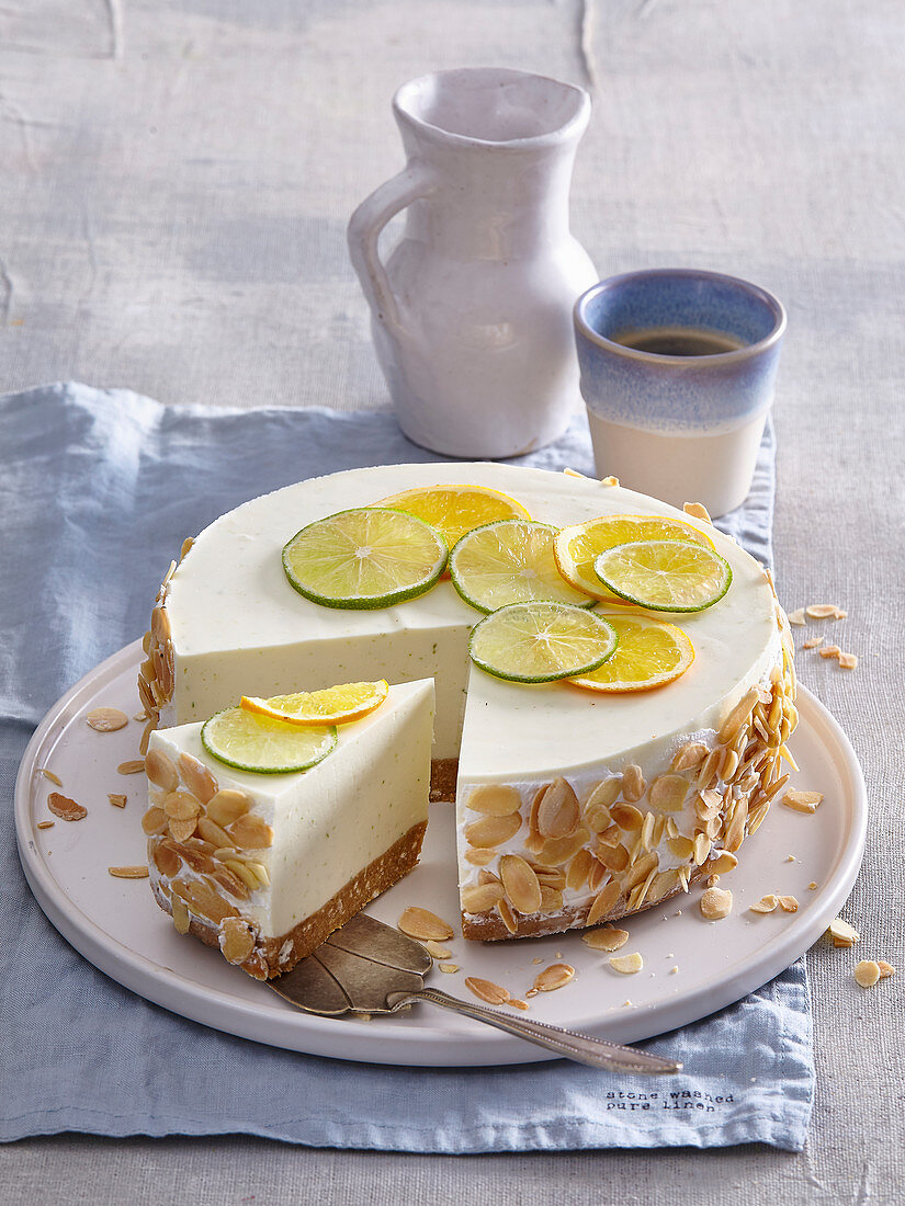 Lime cheesecake with almonds