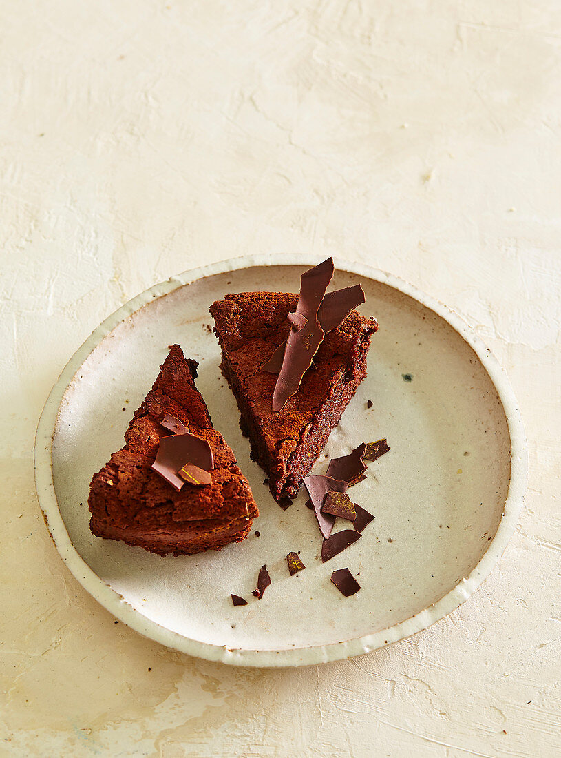 Zwei Stücke mehlloser Schokoladen-Nuss-Kuchen