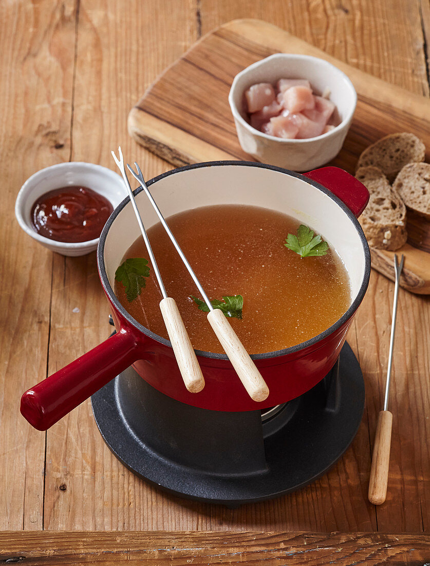 Chicken fondue with broth
