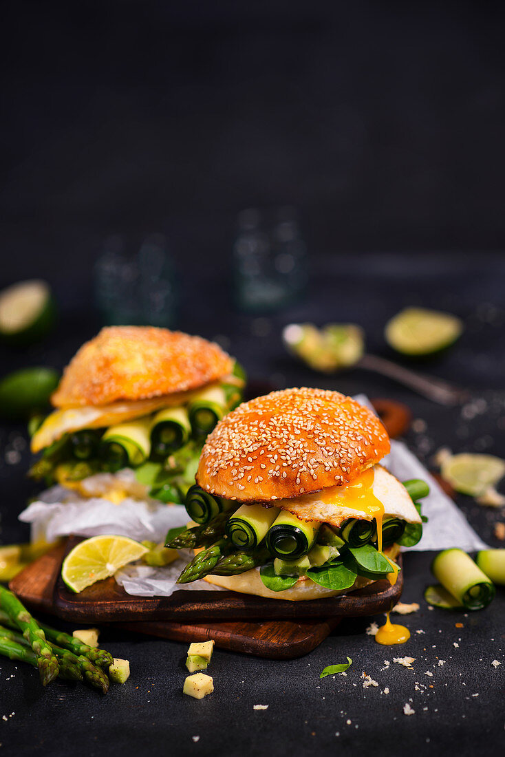 Gemüseburger mit Spargel, Avocado, Zucchini und Spiegelei