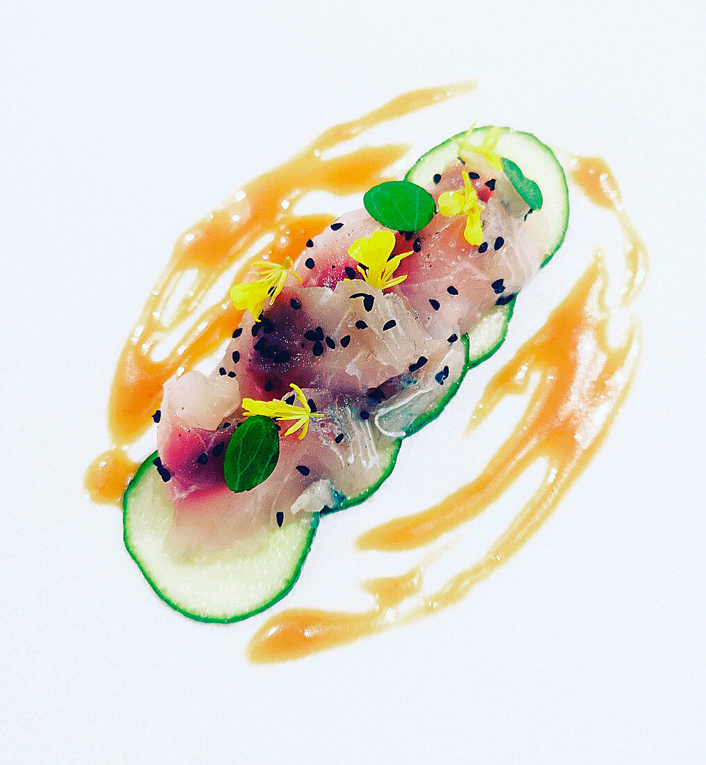 Meerbrassen-Sashimi mit Gurke und Sesam (Japan)