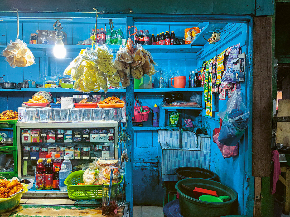 Lebensmittelladen auf einem Markt in Indonesien