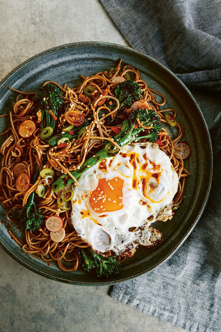 Sobanudeln mit gegrilltem Brokkoli und Spiegelei (Asien)