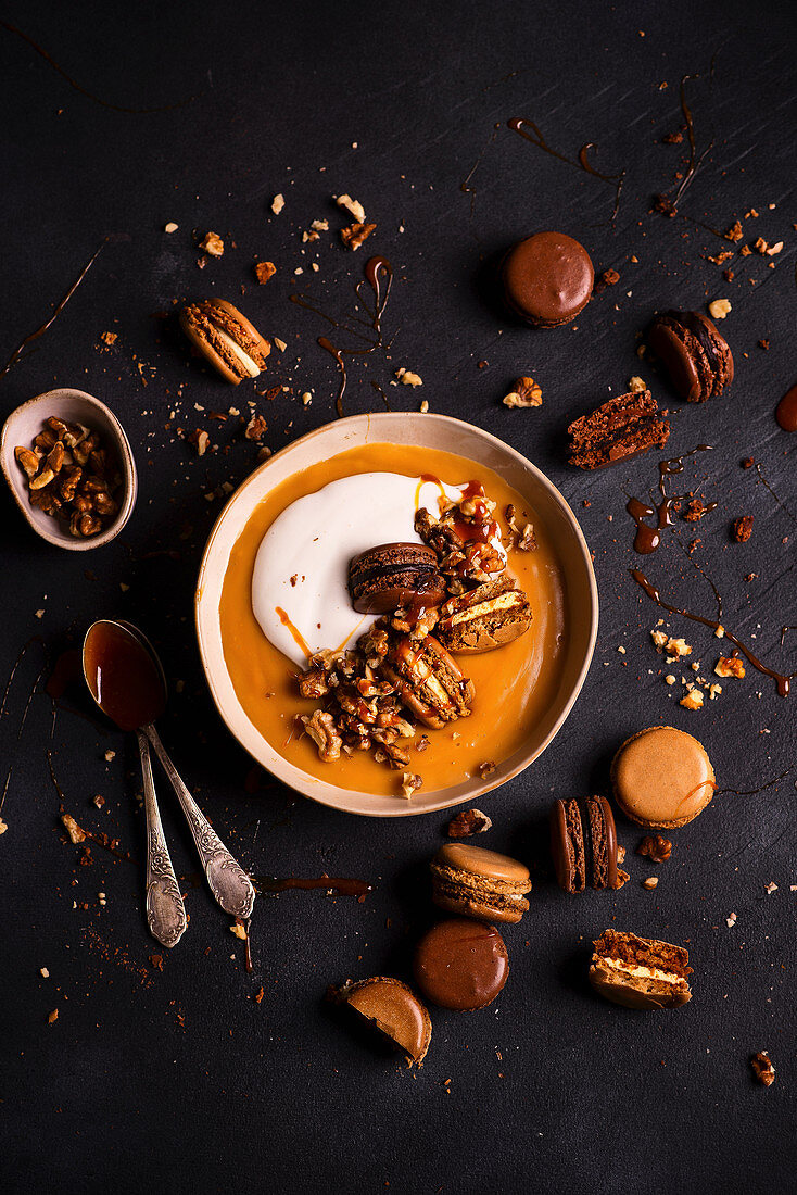 Salted-Caramel-Pudding mit Joghurt und Schokoladenmacarons