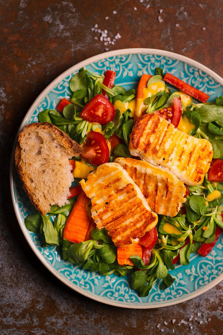 Gegrillter Halloumi-Salat mit roter Paprika, Kirschtomaten und Karotten