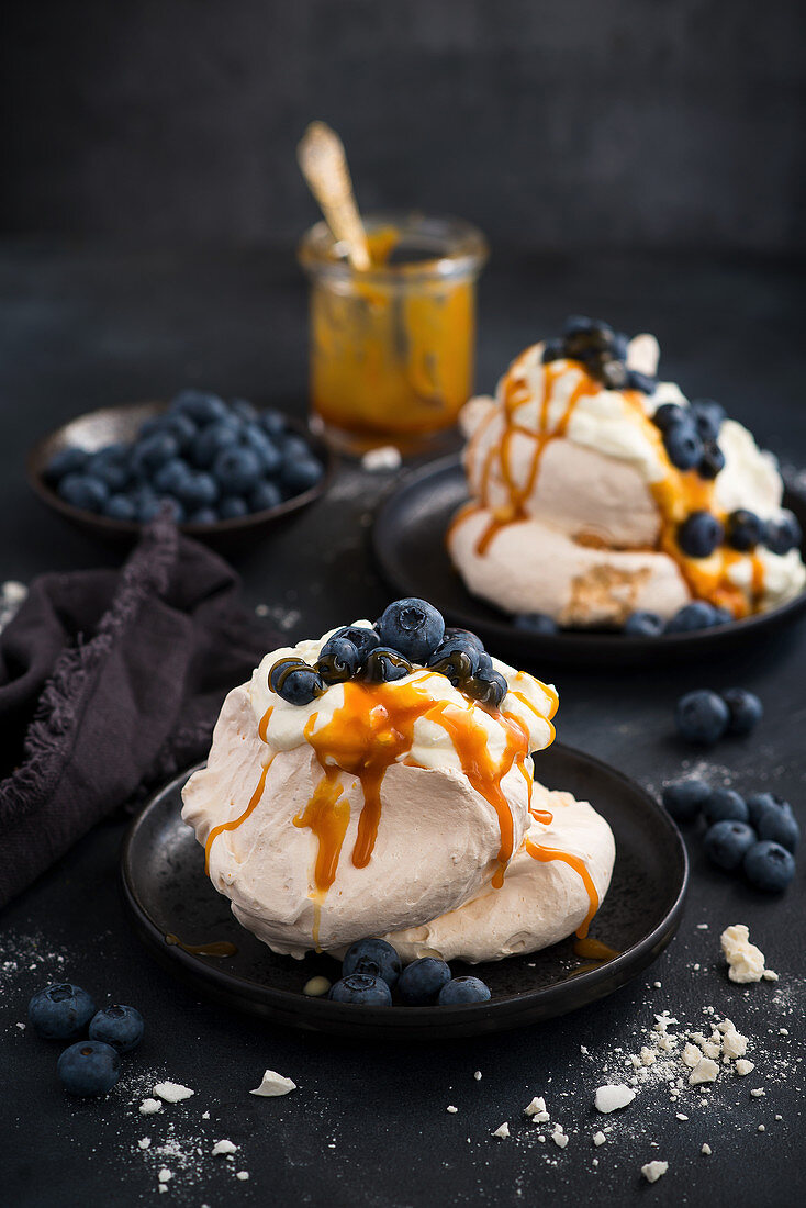 Meringue with whipped cream, blueberries and salty caramel