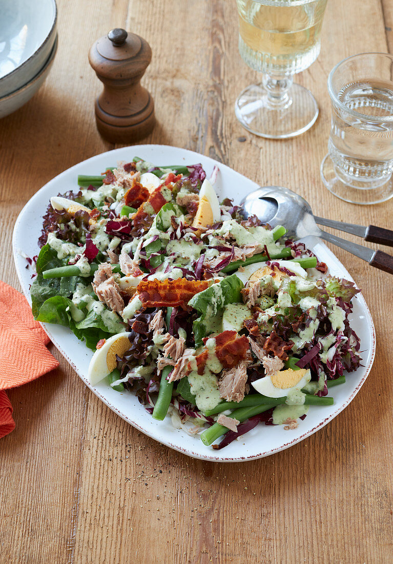 Bistro-Salat 'Nizza' mit krossem Speck und Thunfisch