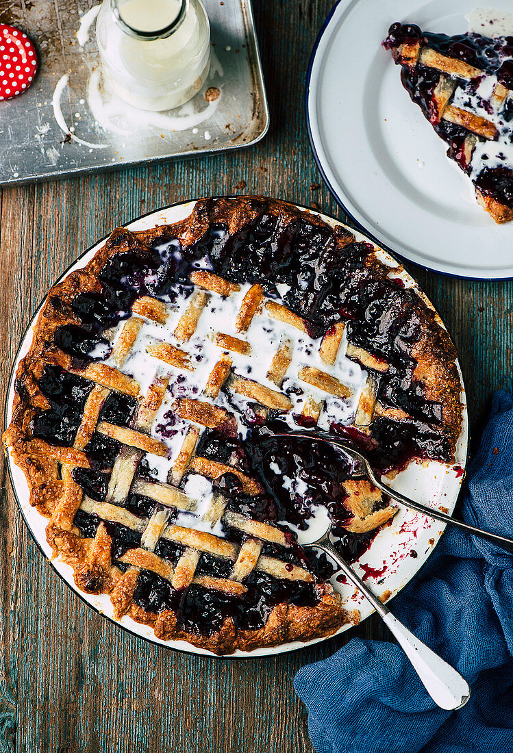 Blackberry pie with cream
