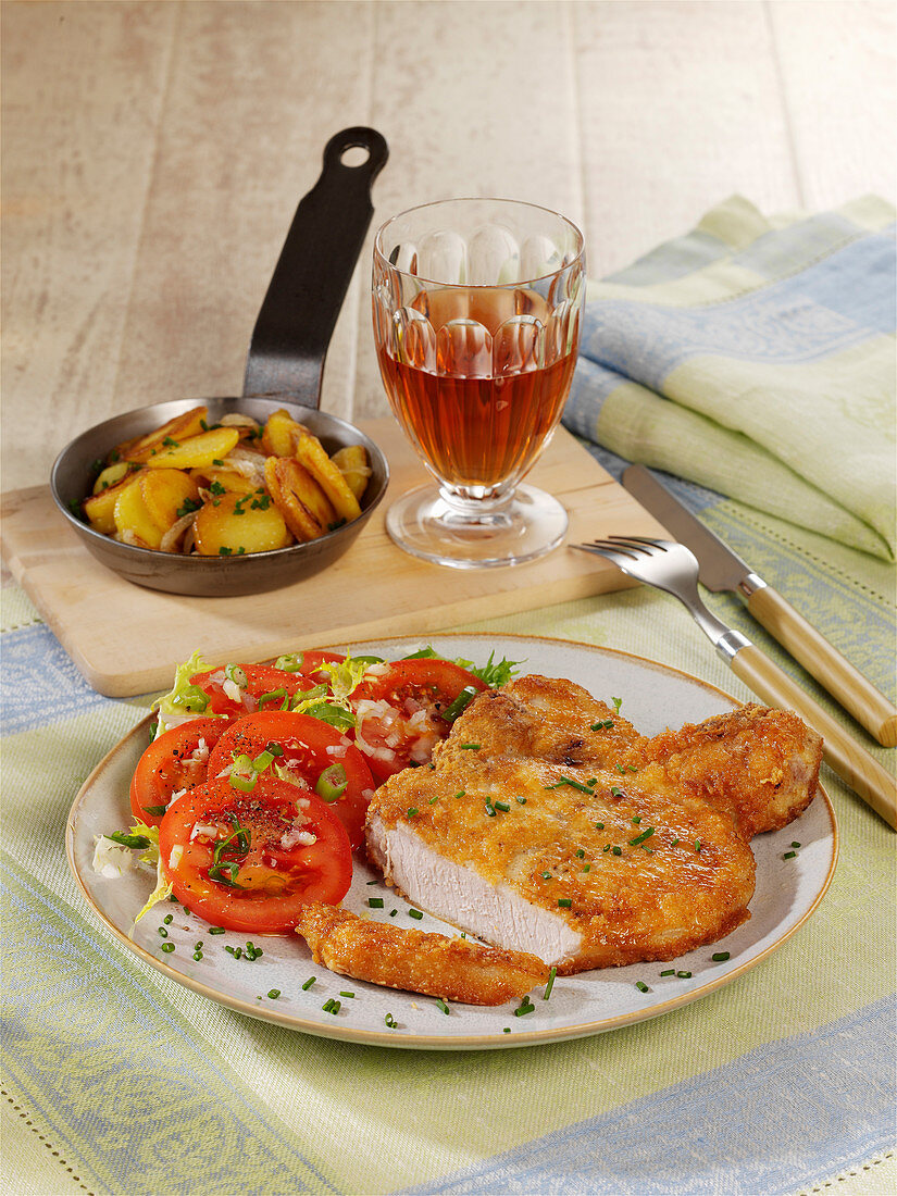 Parmesankotelett mit Lyoner Kartoffeln und Tomatensalat