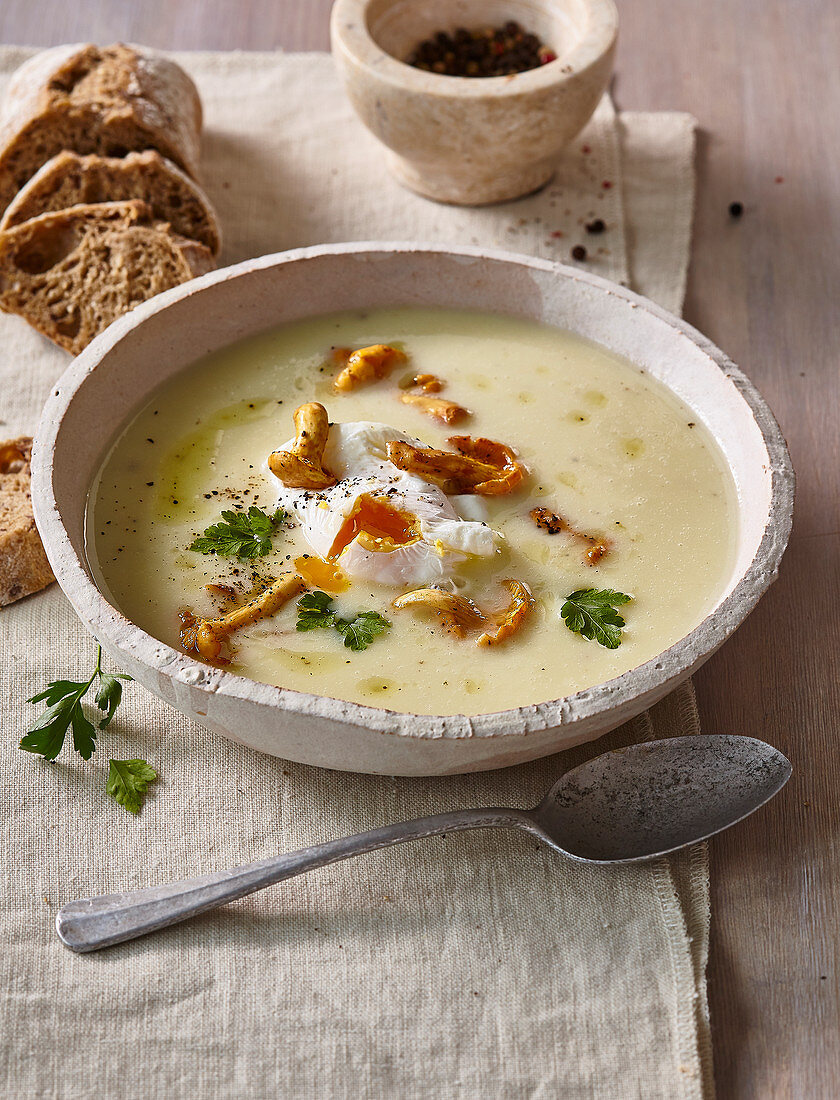 Cremige Kartoffelsuppe mit Pfifferlingen und pochiertem Ei