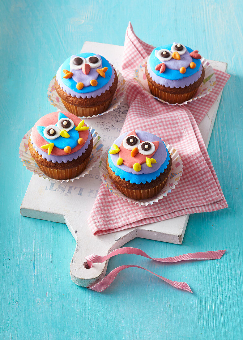 Bunte 'Eulen'-Cupcakes für eine Kinderparty