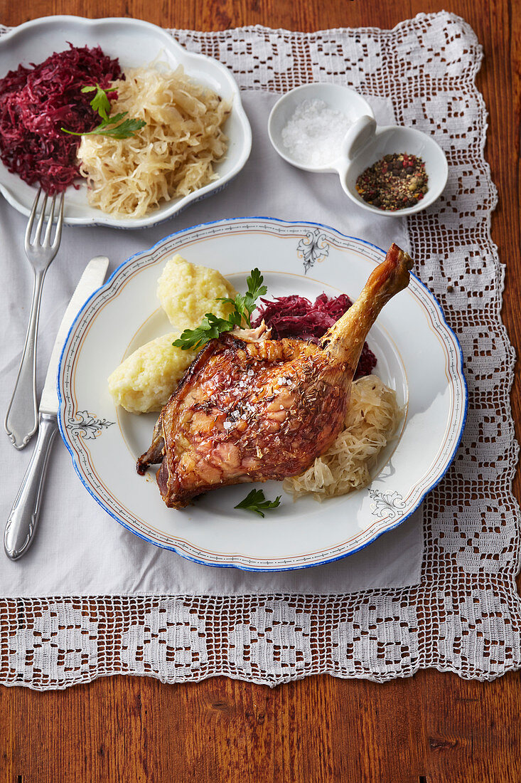 Duck leg with bicolour kraut